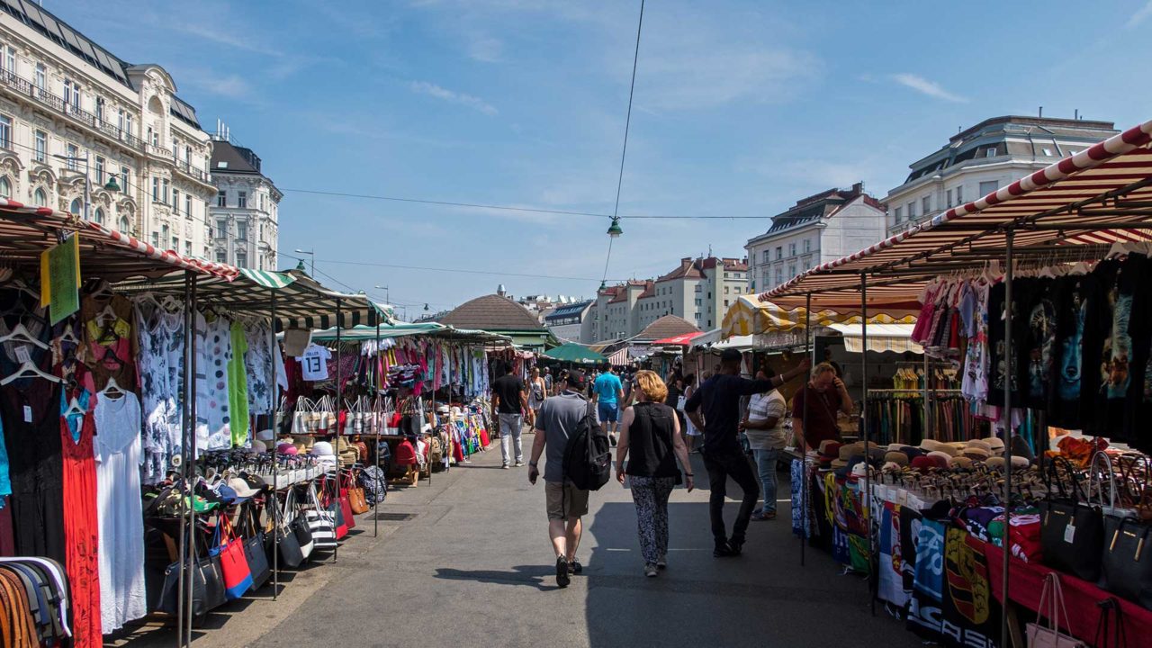 Spaziergang über den Naschmarkt von Wien in Österreich
