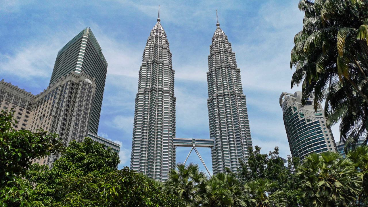 Aussicht auf die Petronas Twin Towers vom KLCC Park in Kuala Lumpur