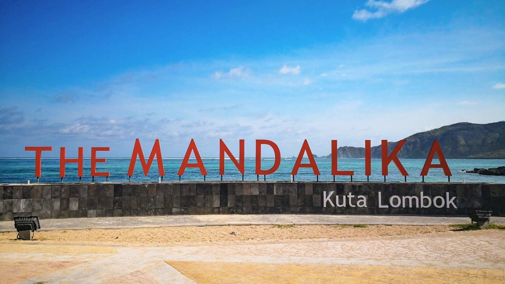 'The Mandalika Kuta Lombok' Schild am Kuta Beach