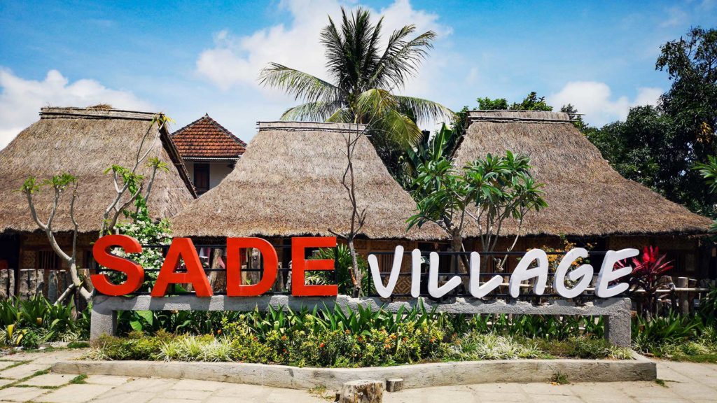 'Sade Village' Schild am Sasak-Dorf Sade kurz vor Kuta
