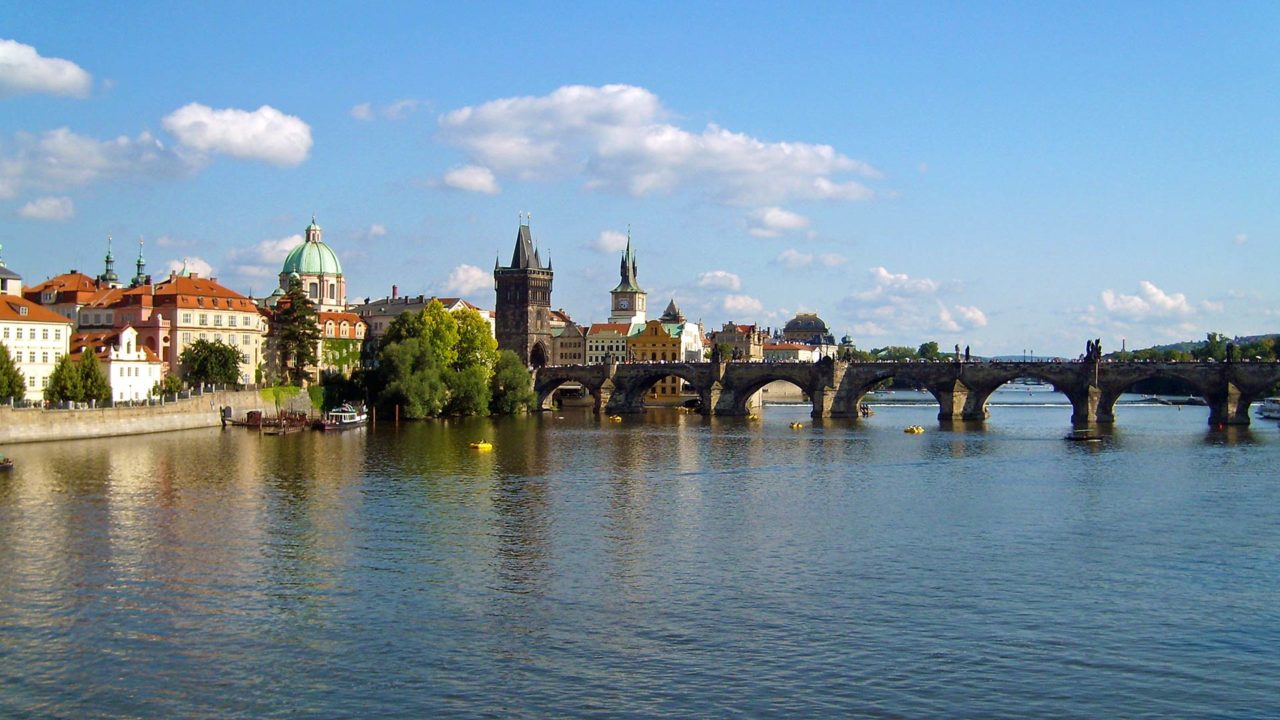 Die Karlsbrücke von Prag auf einer Moldau Flussfahrt