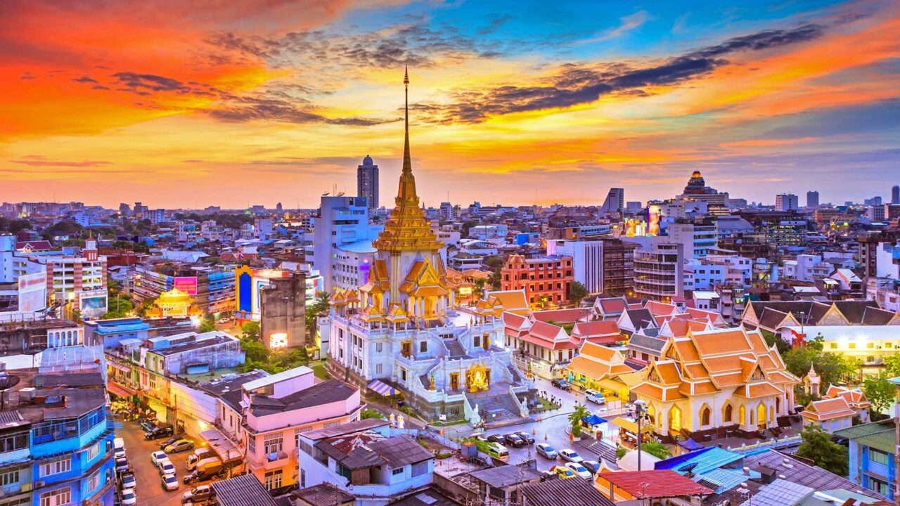 Der Wat Traimit in der Nähe des Hua Lamphong Bahnhofs in Bangkok