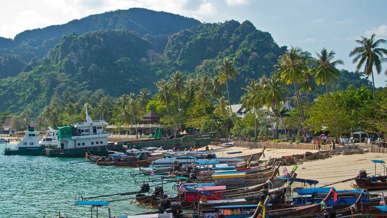Boote im Hafen von Tonsai auf Koh Phi Phi Don