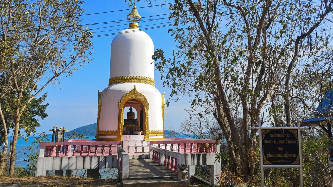 Chedi im chinesischen Tempel mit Aussicht auf Koh Taen