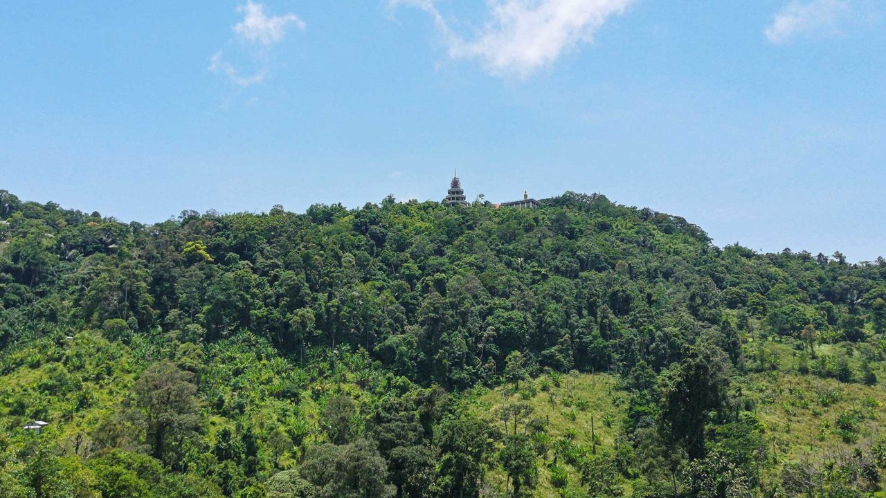 Aussicht auf den Wat Teepangkorn in den Bergen Koh Samuis