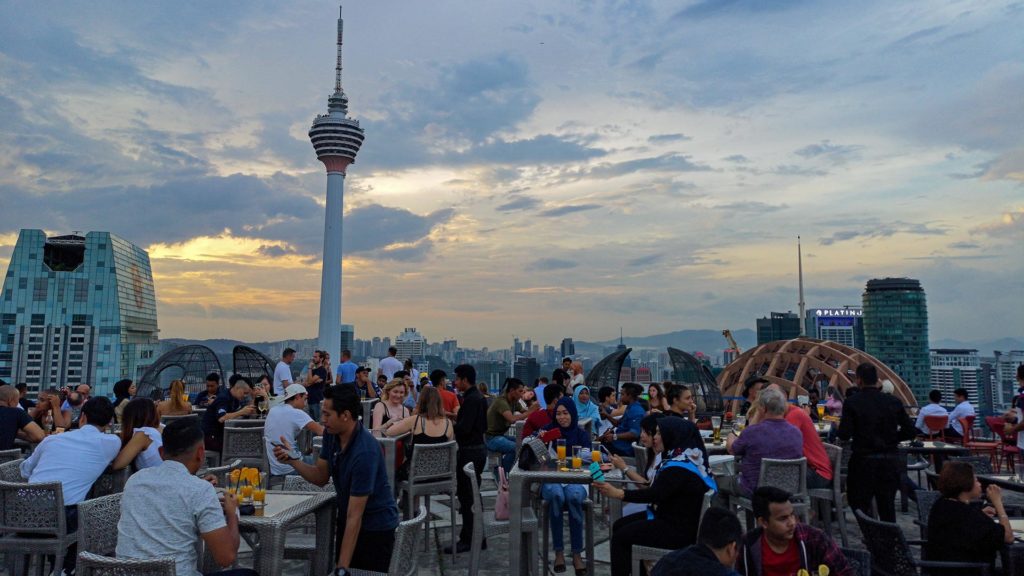 Die Helipad Lounge des Menara KH bei Sonnenuntergang in Kuala Lumpur