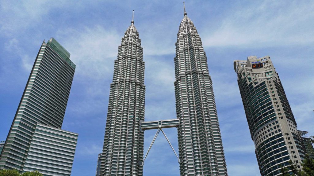 Das Wahrzeichen von Kuala Lumpur, die Petronas Twin Towers