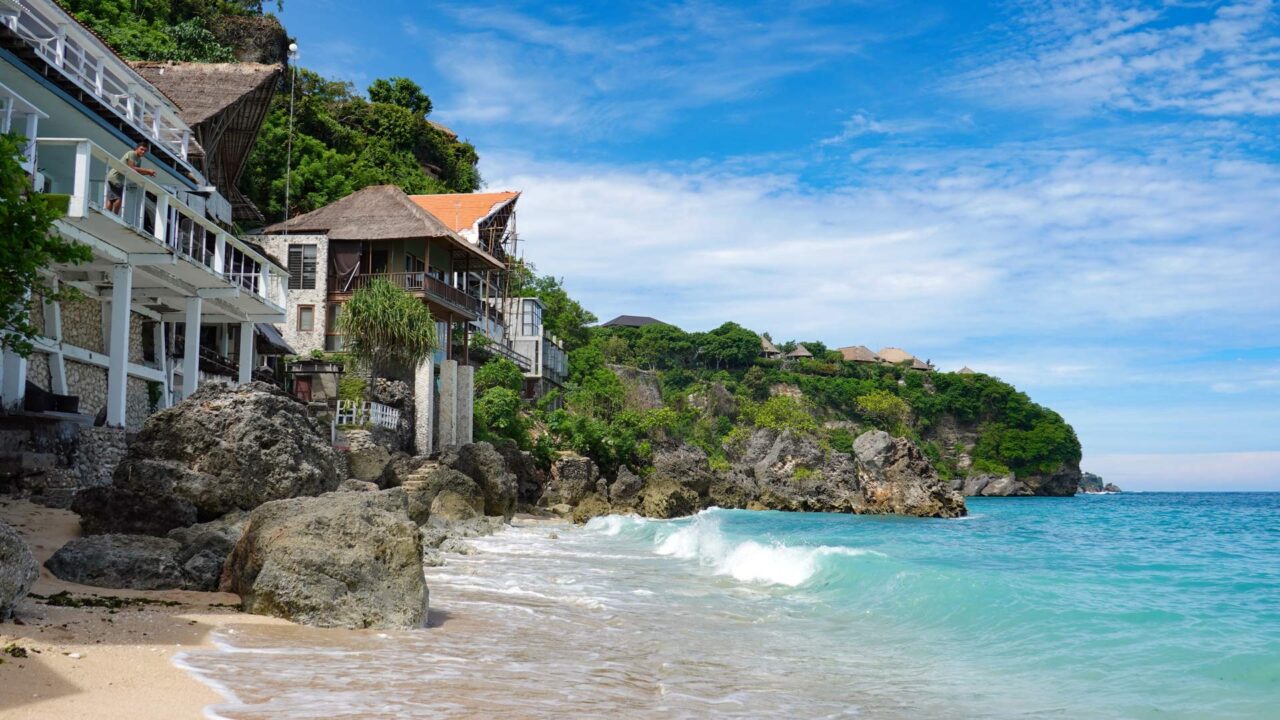 Bars right on Bingin Beach, Uluwatu (Bali)