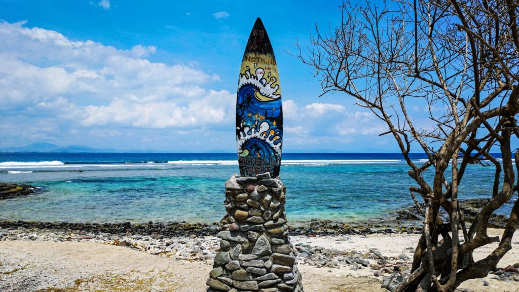 Surfbrett am Senggigi Reef am Senggigi Beach, Lombok