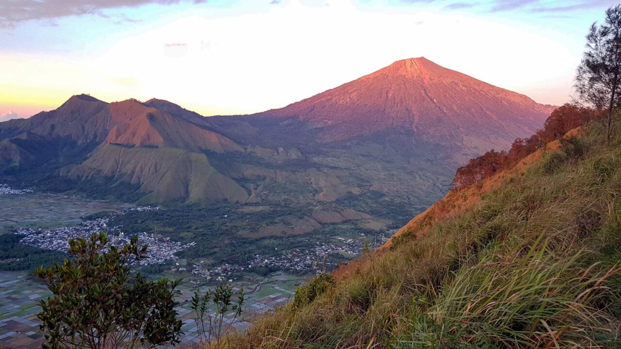 Aussicht auf Sembalun und den Rinjani (Gunung Rinjani) beim Sonnenaufgang