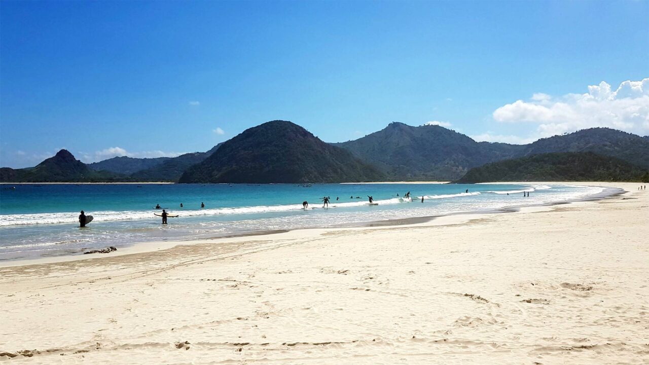 Surfer am Selong Belanak Beach, Lombok