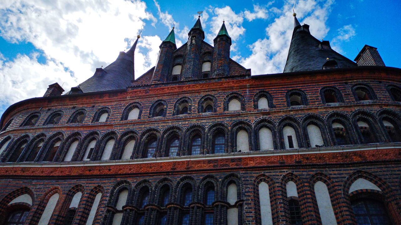 Aussicht auf die Spitze des Holstentors in Lübeck