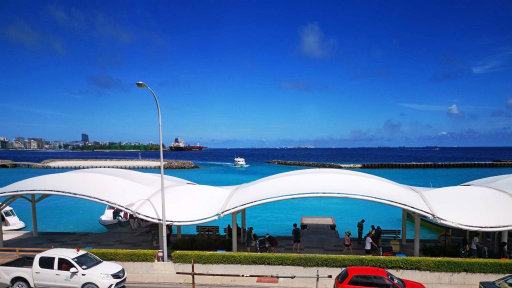 Aussicht vom Flughafen/Hulhule Island auf das Bootspier und auf Malé