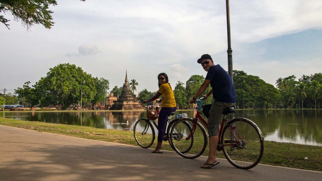 Tobi auf dem Fahrrad im Geschichtspark von Sukhothai