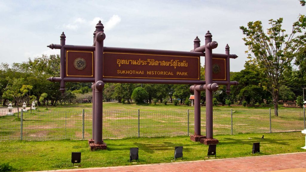 Das Eingangsschild des historischen Parks in Sukhothai