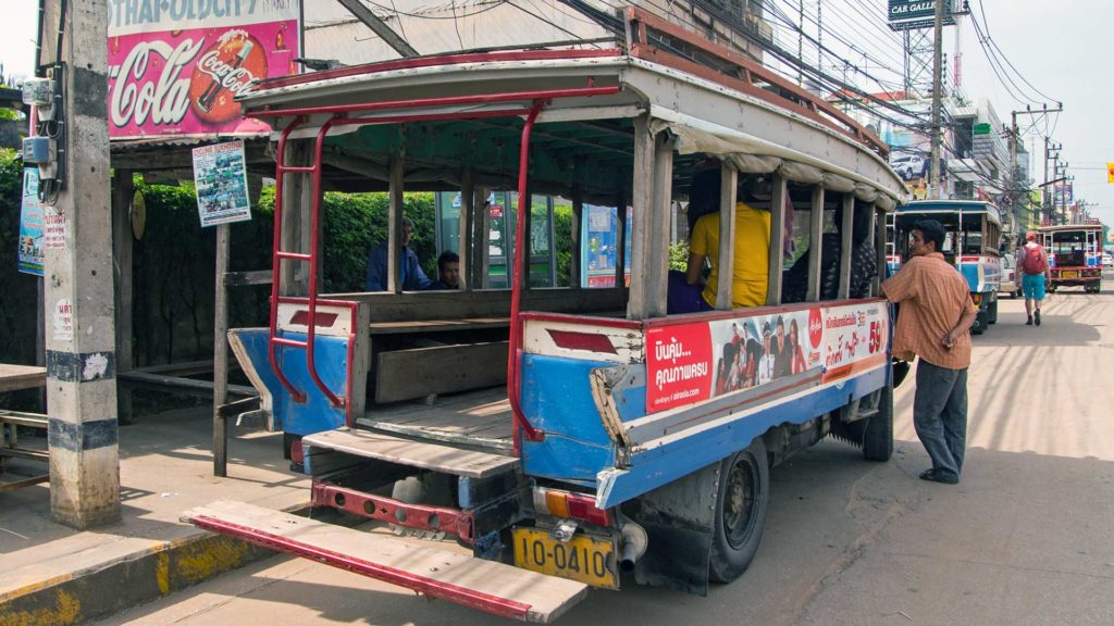 Der lokale Bus in die Altstadt von Sukhothai