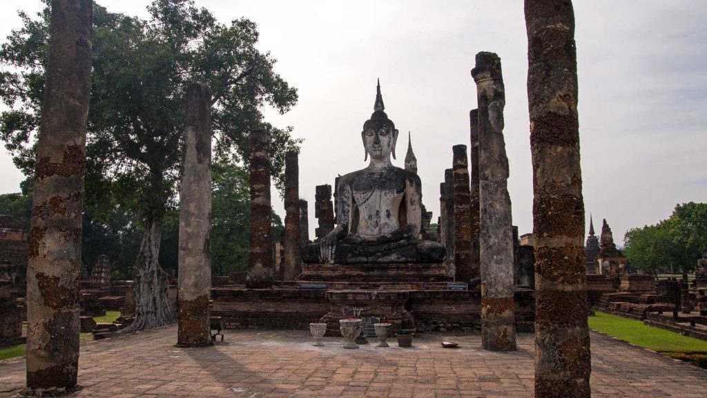 Buddha-Statue des Viharn Luang im Wat Mahathat, Sukhothai