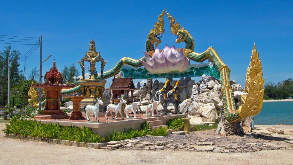 Drachenstatue in einem verlassenen Resort am Puek Tian Beach, Cha Am, Thailand