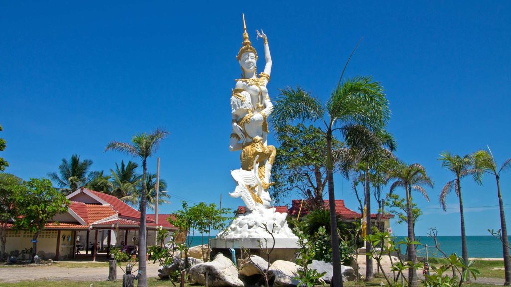 Statue der Aphai Mani Legende am Puek Tian Beach, Cha Am
