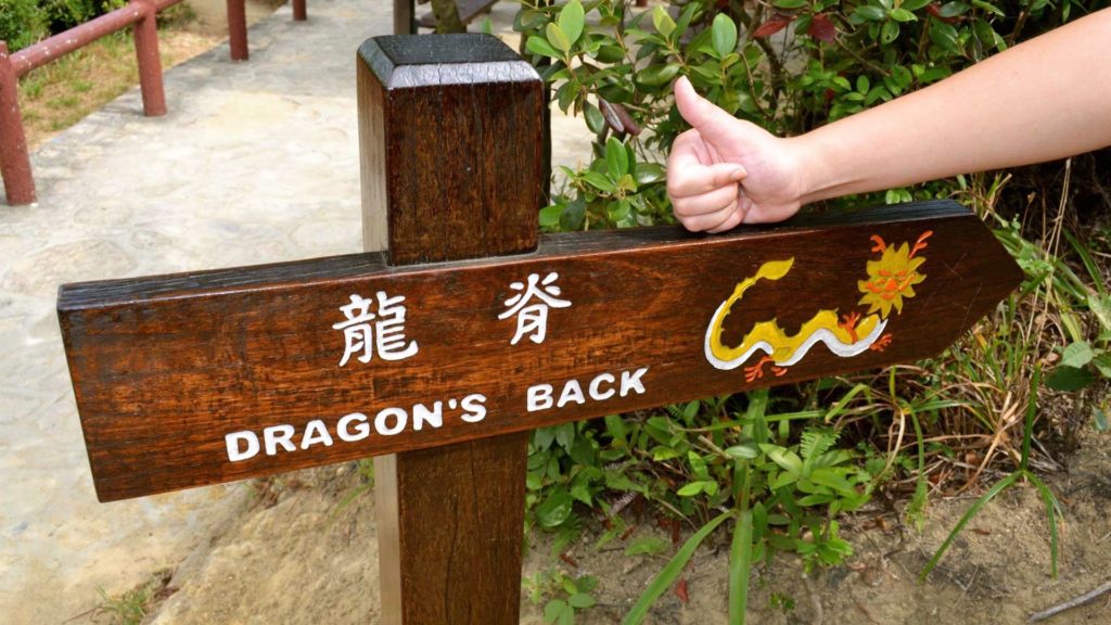 Schild auf einer Wanderung zum Dragon's Back, Hong Kong