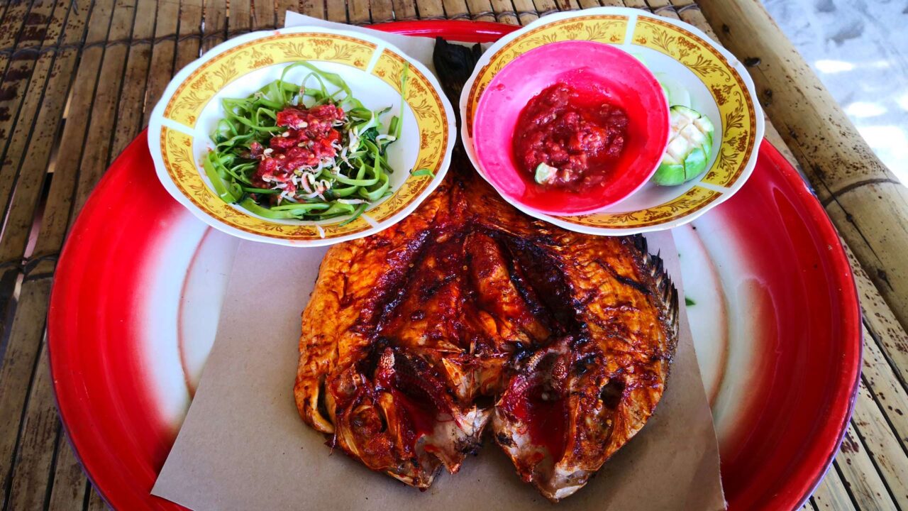 Ikan Bakar, Sambal und Plecing Kangkung am Pandanan Beach an der Westküste Lomboks