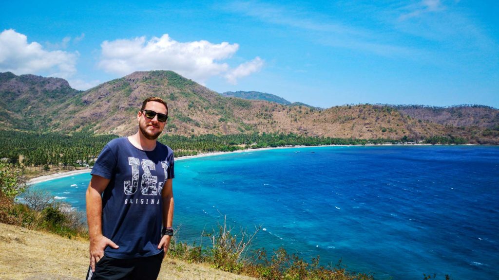 Tobi auf dem Malaka Hill (Bukit Malaka) mit Nipah Beach im Hintergrund, Lombok