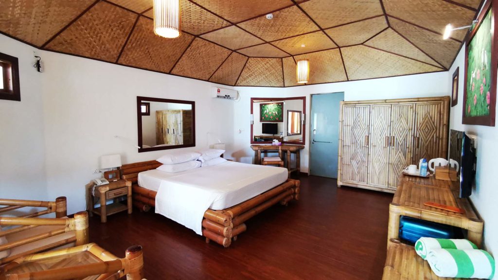 Zimmer einer Beach Villa im Thulhagiri Island Resort, Malediven