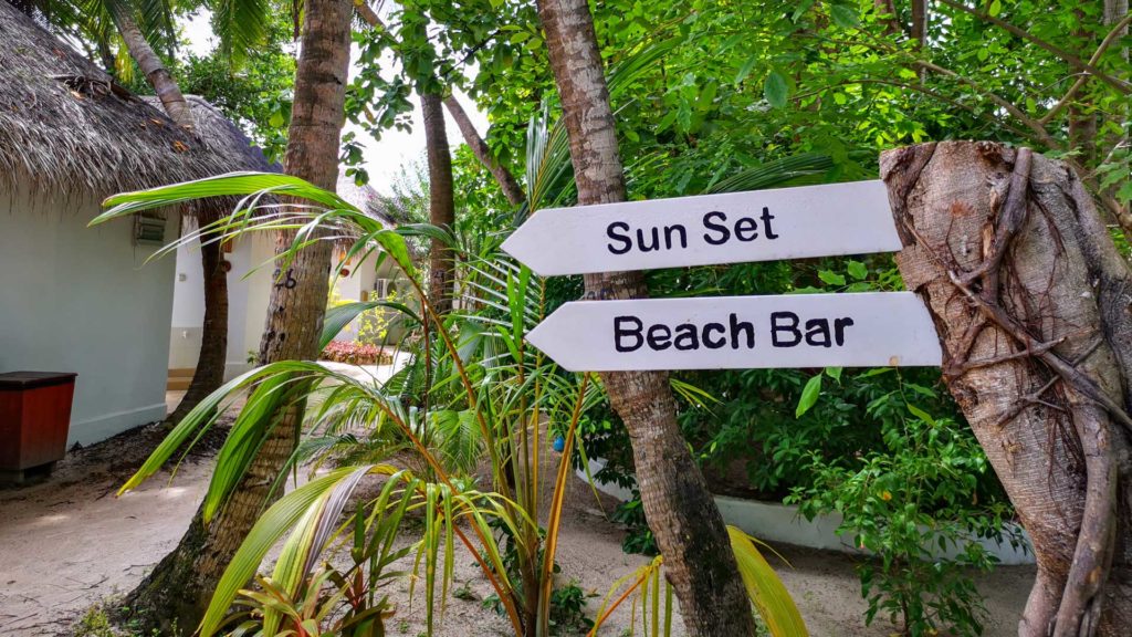 Weg zum Hauptstrand und der Beach Bar im Thulhagiri Island Resort, Malediven