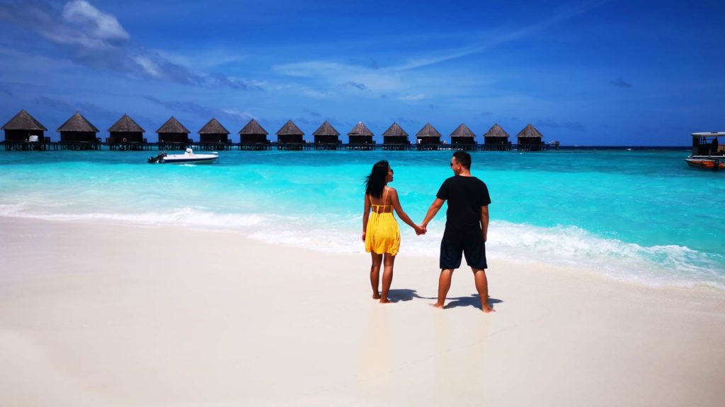Marcel und seine Frau am Strand von Thulhagiri Island, Malediven