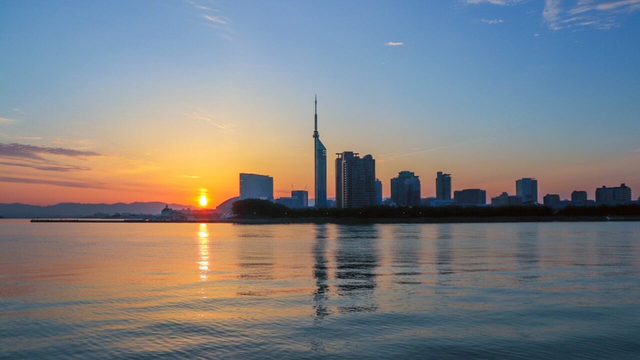 Skyline von Fukuoka beim Sonnenuntergang - Kyushus Hauptstadt