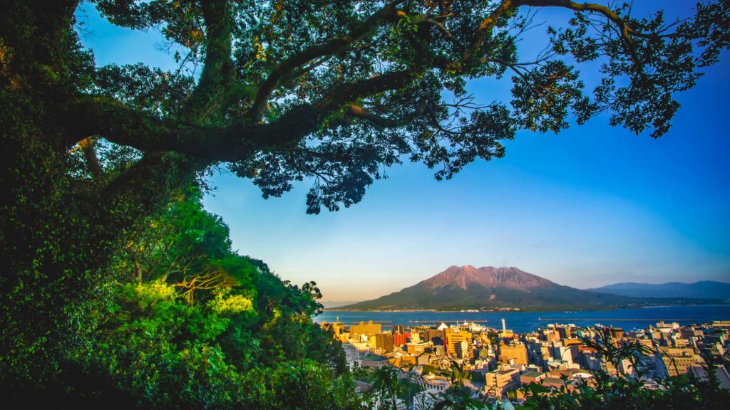 Aussicht auf Kagoshima und den Vulkan Sakurajima, Süd-Japan