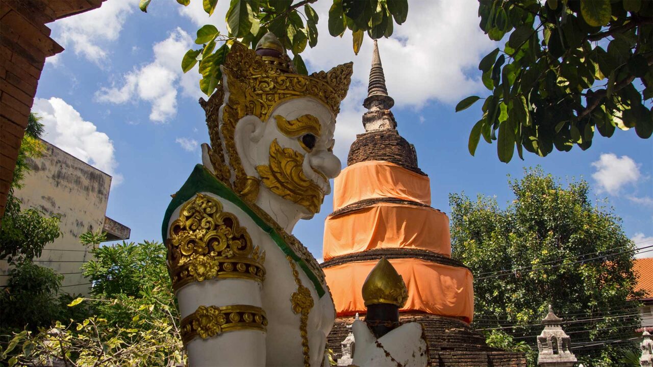 Ausblick auf die Pagode des Wat Inthakhin Sadue Muang am Three Kings Monument von Chiang Mai