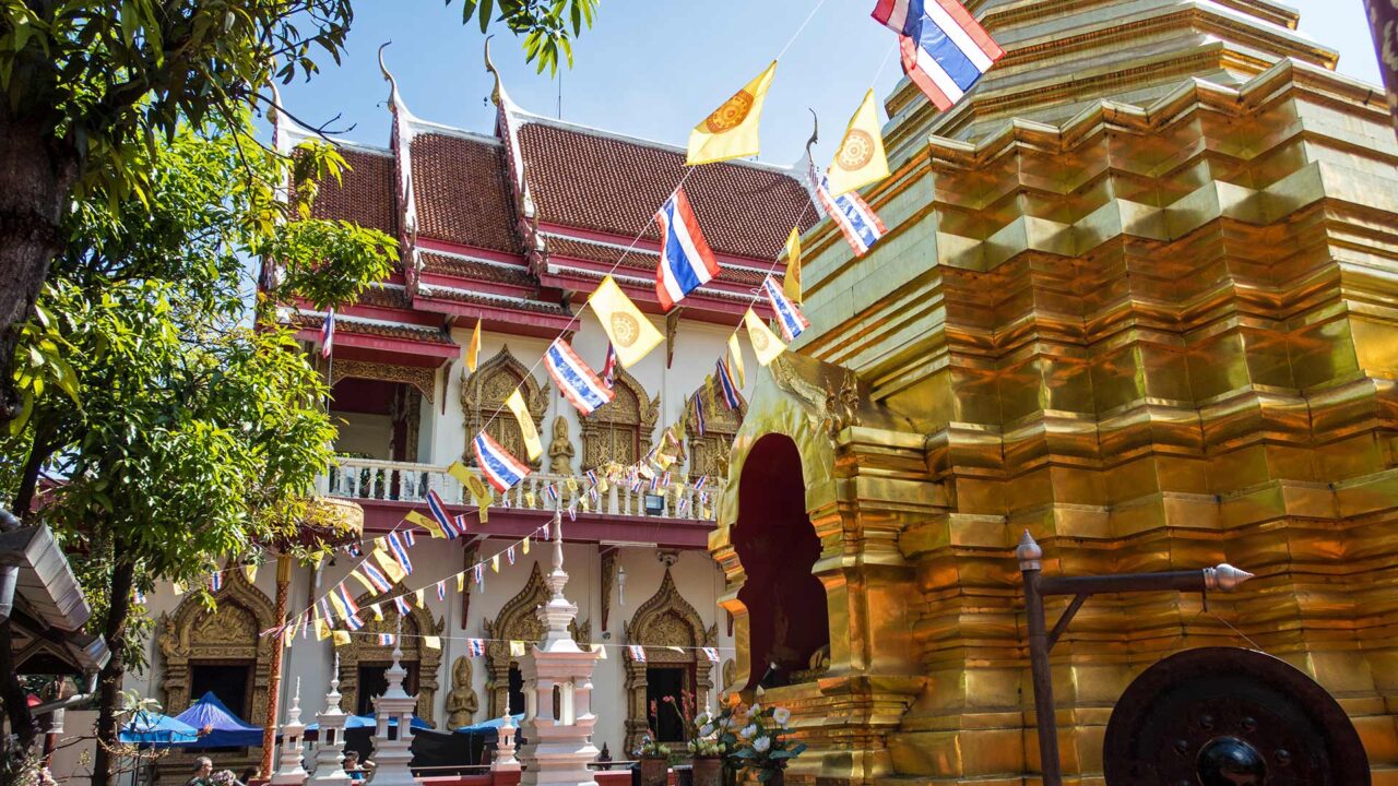 Goldene Pagode des Wat Pan On inmitten der Sunday Walking Street von Chiang Mai
