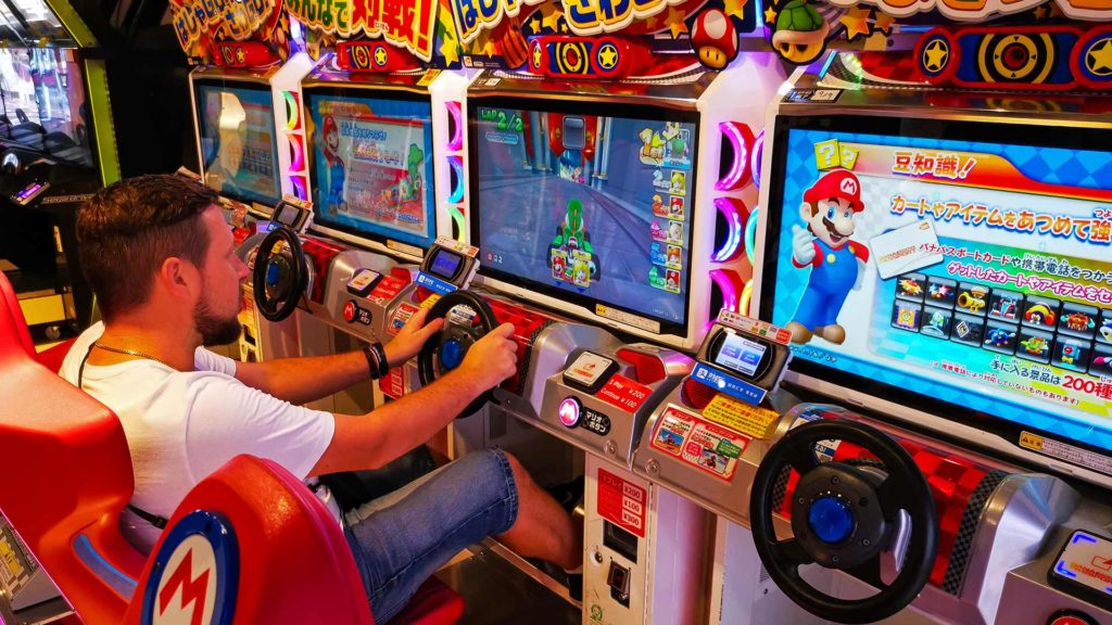 Tobi beim Mario Kart Spielen in Tokio im Sega Game Center in Shinjuku