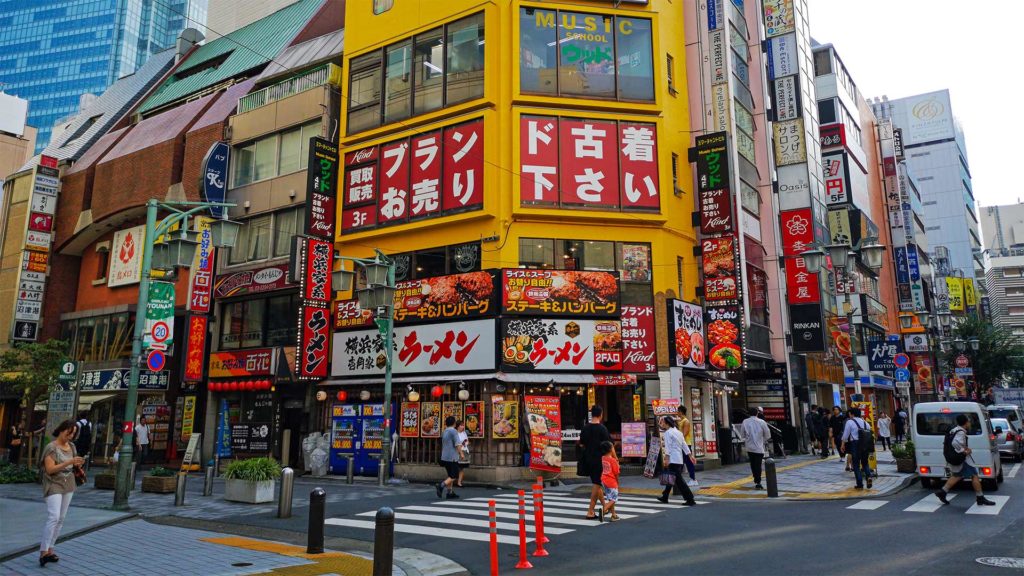 Bunte Reklamen an Häusern in Kabukicho, Shinjuku, Tokio