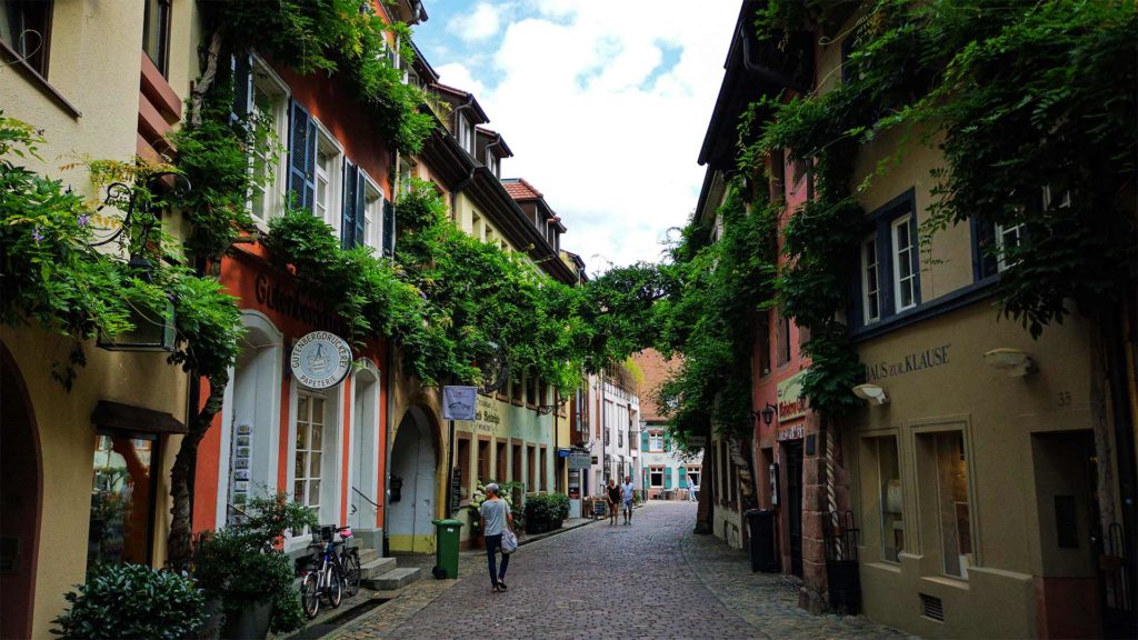 Die schöne Konviktstraße in der Altstadt von Freiburg