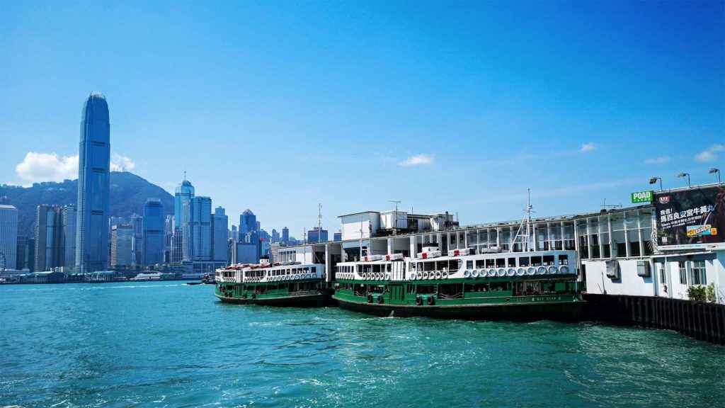 Das Star Ferry Pier in Kowloon mit der Skyline von Hong Kong Island