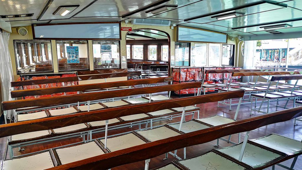 Innenbereich der Star Ferry von Kowloon nach Hong Kong Island