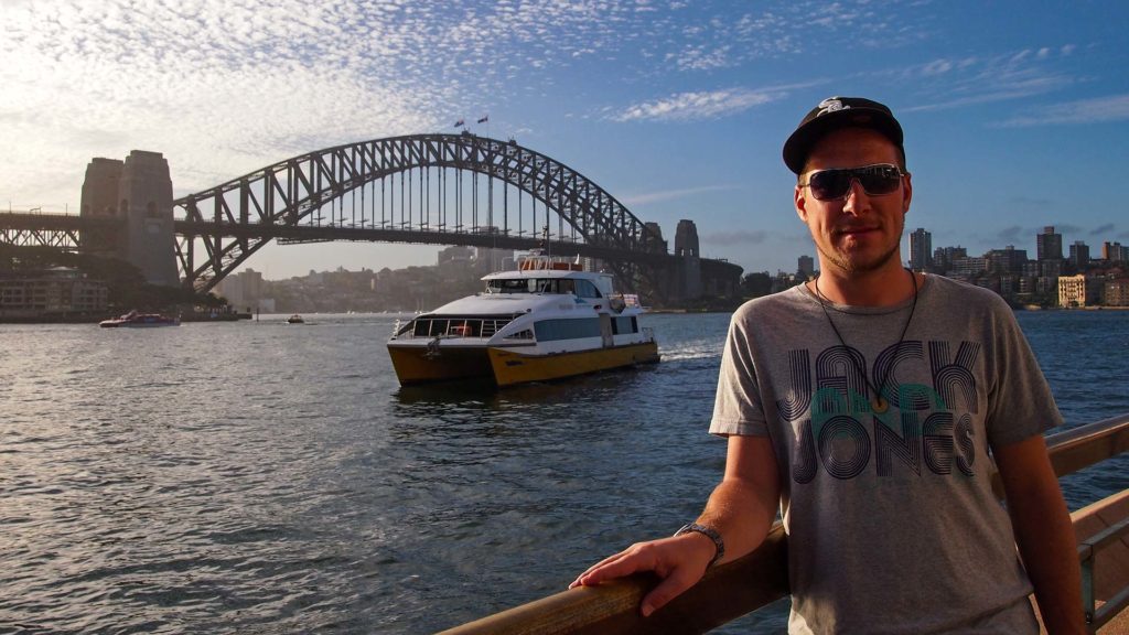 Tobi in front of the Harbour Bridge in Sydney
