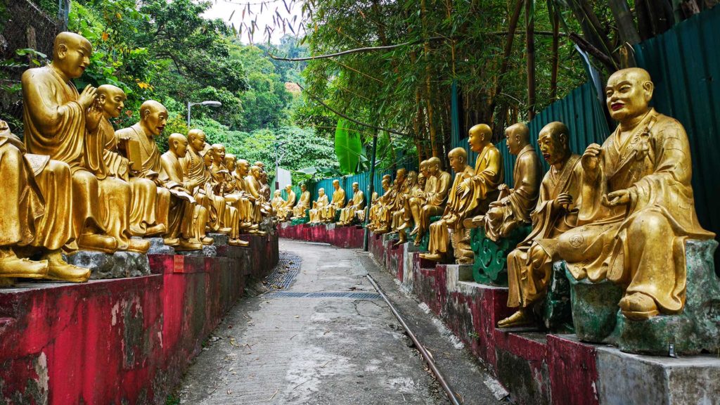 Die ersten der 10000 Buddha Statuen auf dem Weg zum Kloster in Hong Kong