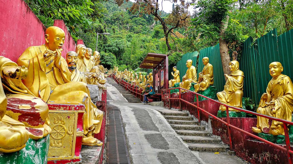 Buddha-Statuen auf dem Weg zum 10000 Buddhas Monastery in Hong Kong