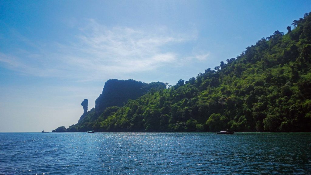 Ausblick auf Chicken Island vom Boot während einer Krabi 4 Island Tour