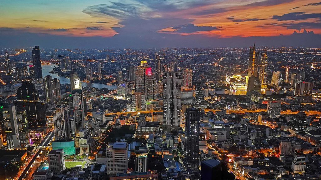 Sonnenuntergang über Bangkok vom Mahanakhon Skywalk