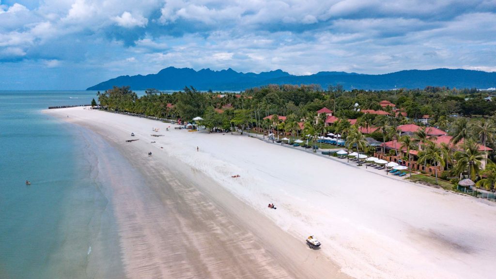 Ein beliebtes Ziel für einen Urlaub in Malaysia: Aussicht auf den Cenang Beach auf Langkawi
