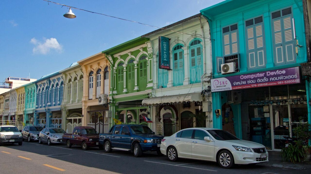 Alte Häuser entlang der Thalang Road in Phuket Town