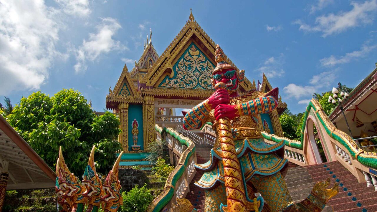 Der Eingangsbereich des Wat Khao Rang in Phuket Town