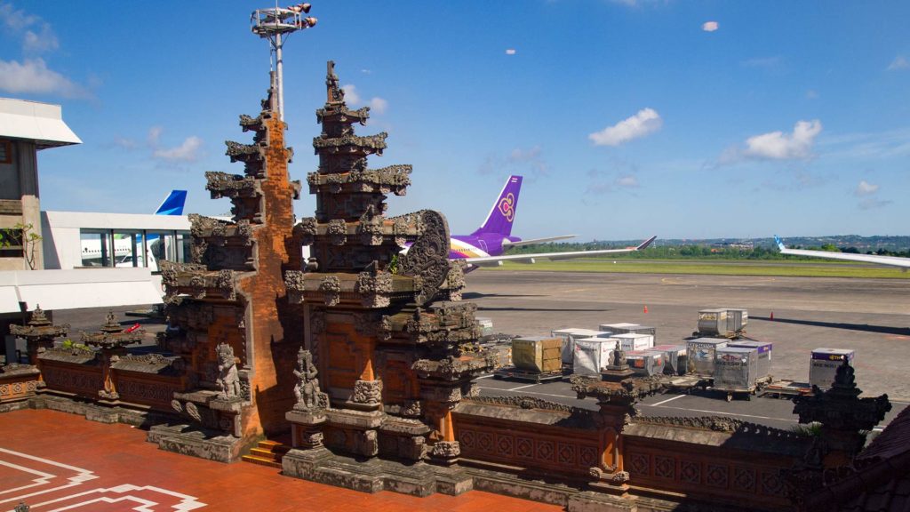 Balis internationaler Flughafen mit Thai Airways Flugzeug im Hintergrund