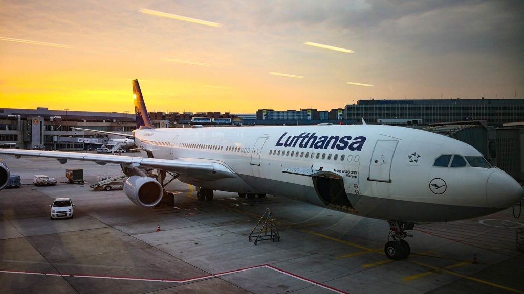 Lufthansa Flugzeug in Frankfurt beim Sonnenuntergang