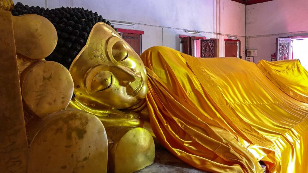 Goldener liegender Buddha im Wat Phra Singh, Chiang Mai