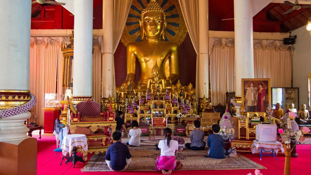 Goldener Buddha im Wihan Luang des Wat Phra Singh, Chiang Mai